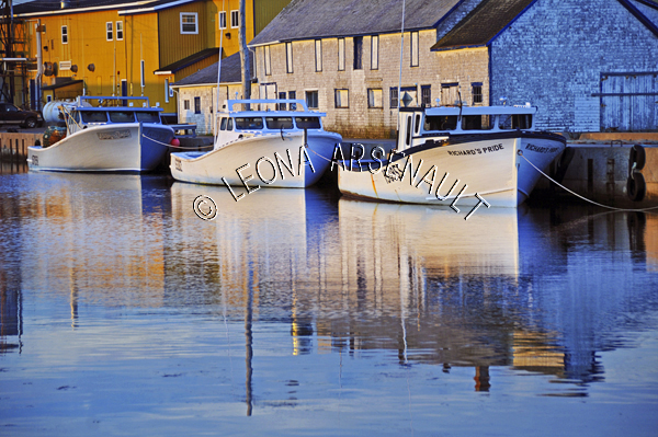 CANADA;PRINCE EDWARD ISLAND;PRINCE COUNTY;ABRAM-VILLAGE;WHARFS;HARBOURS;PIERS;BOATS;FISHING BOATS;NAUTICAL;BUILDINGS;REFLECTIONS;WATER;SEASCAPES;SCENIC;HORIZONTAL